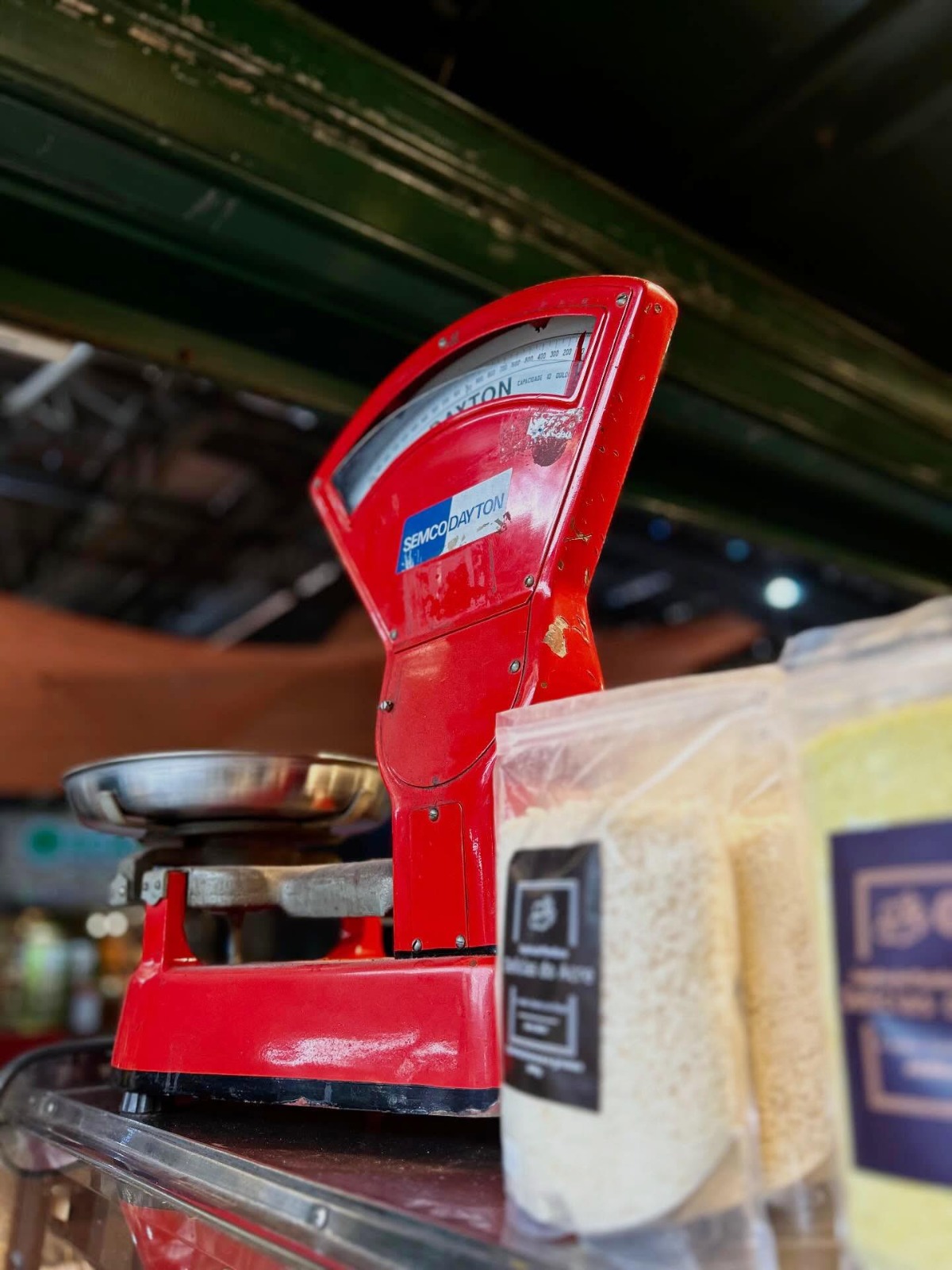 Balança vermelha tradicional em uma banca do Mercado