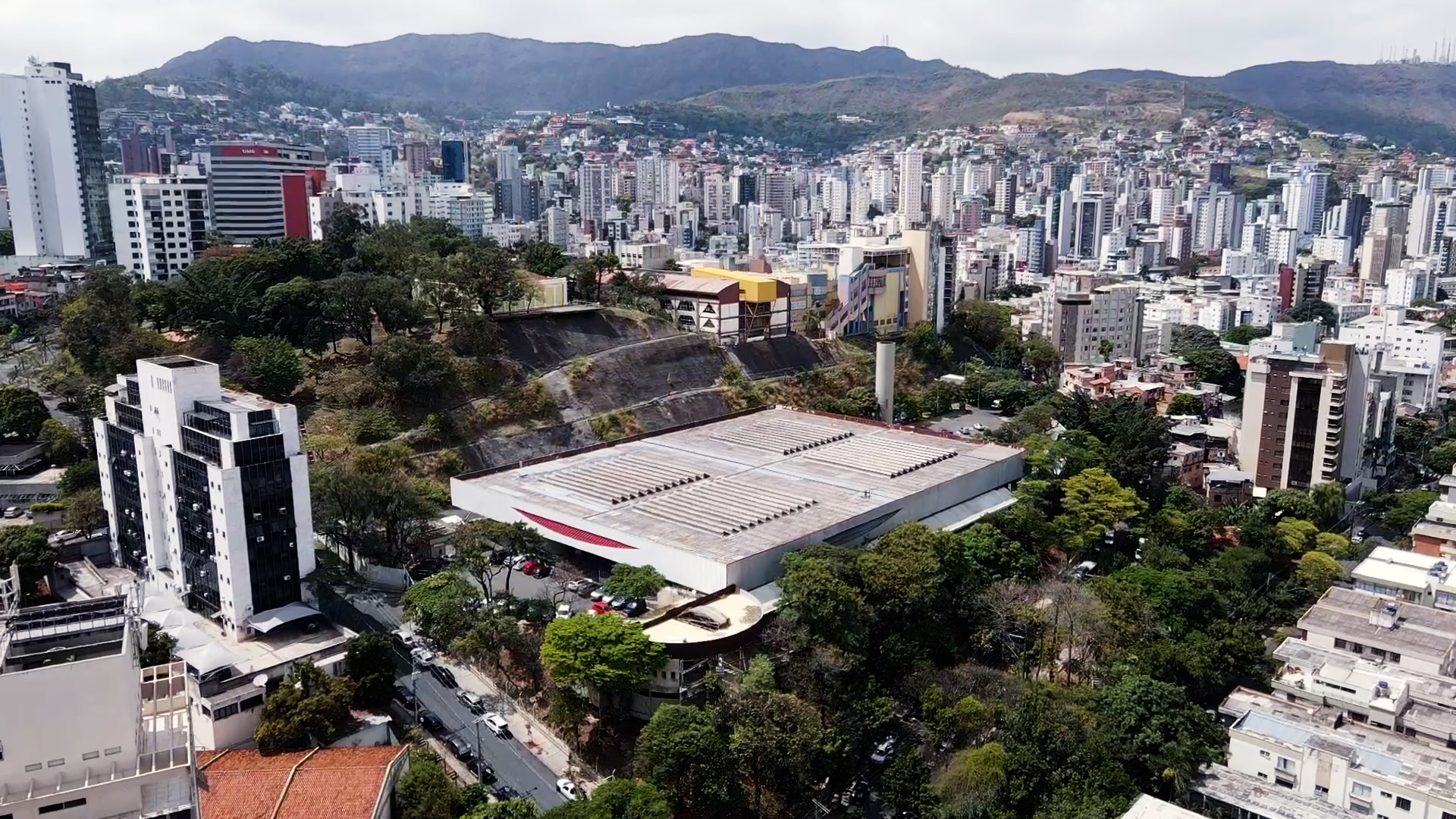 Vista aérea do Mercado do Cruzeiro integrado à paisagem urbana de Belo Horizonte